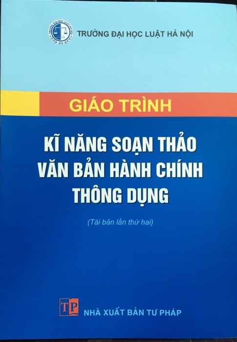 Cuốn giáo trình 'Kỹ năng soạn thảo văn bản hành chính thông dụng' từ Trường Đại học Luật Hà Nội