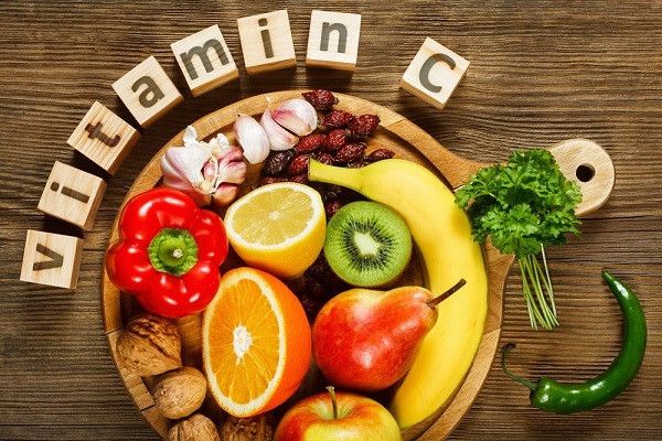 Nhu cầu vitamin C từ khi trẻ sơ sinh đến người trưởng thành là như thế nào?