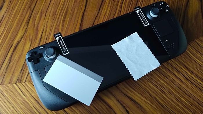 Bộ bảo vệ màn hình Jsaux cho Steam Deck được áp dụng vào thiết bị cầm tay với các hướng dẫn dán, khăn vải microfiber và công cụ áp dụng