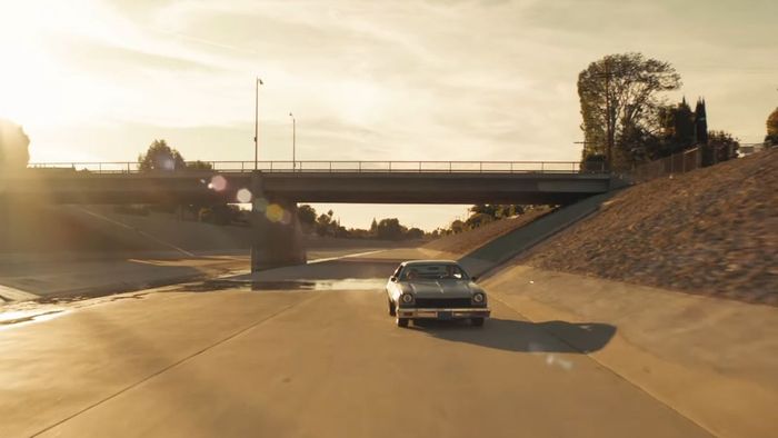 Ryan Gosling lái chiếc Chevy Malibu của mình trong bộ phim Drive