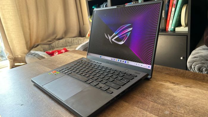 Laptop gaming Asus ROG Zephyrus G14 ở góc nghiêng