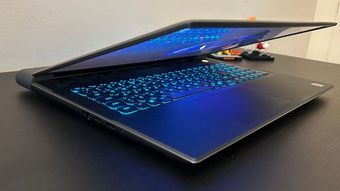 Laptop chơi game Alienware M18 với nắp đậy hơi đóng