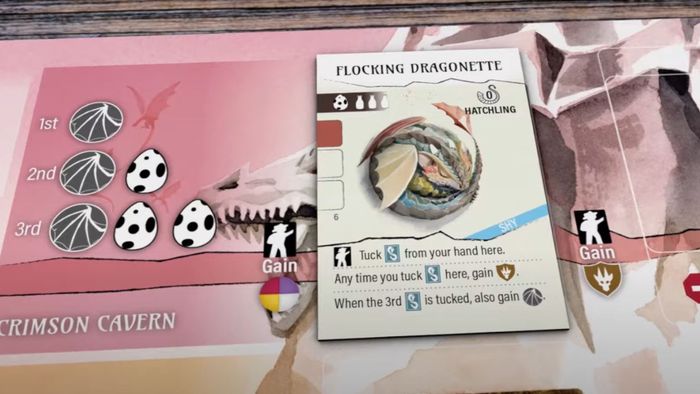 Một thẻ Hatchling đặt trên một tấm bảng từ Wyrmspan