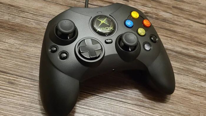 Bộ điều khiển Xbox của Hyperkin trên bề mặt gỗ