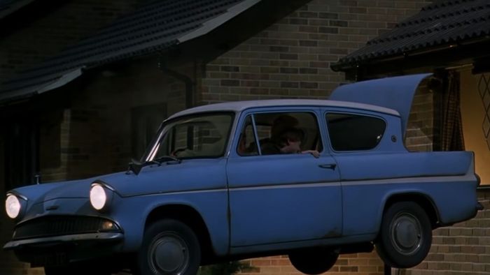 Ron Weasley lái chiếc Ford Anglia bay của bố lên phòng của Harry trong Phòng chứa bí mật