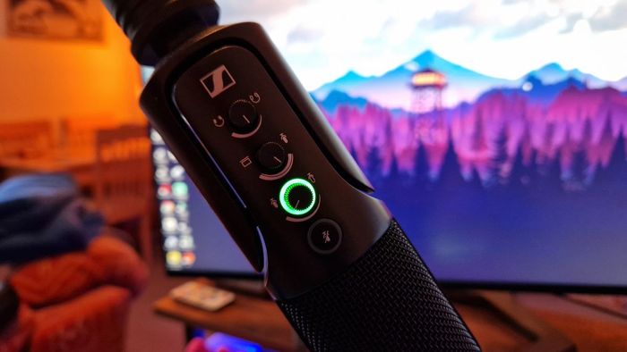 Ba núm điều chỉnh âm và nút tắt của Micro Sennheiser Profile USB