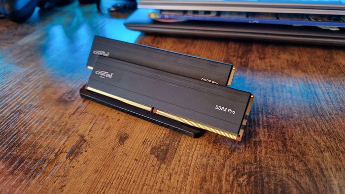Hai mô-đun RAM Crucial DDR5 Pro trên một chân đế