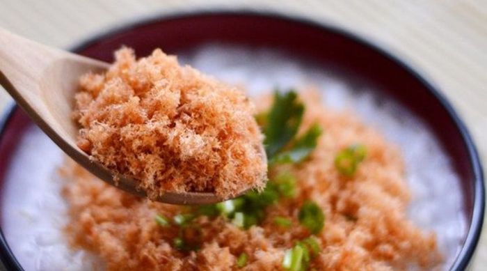 Sử dụng muỗng để lấy ruốc