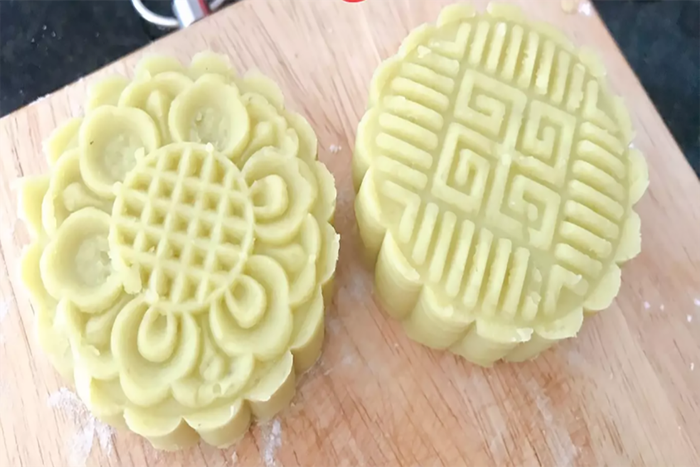 Sự kết hợp độc đáo giữa phô mai và trứng cút làm cho chiếc bánh trung thu trở nên đặc biệt hơn cho bé