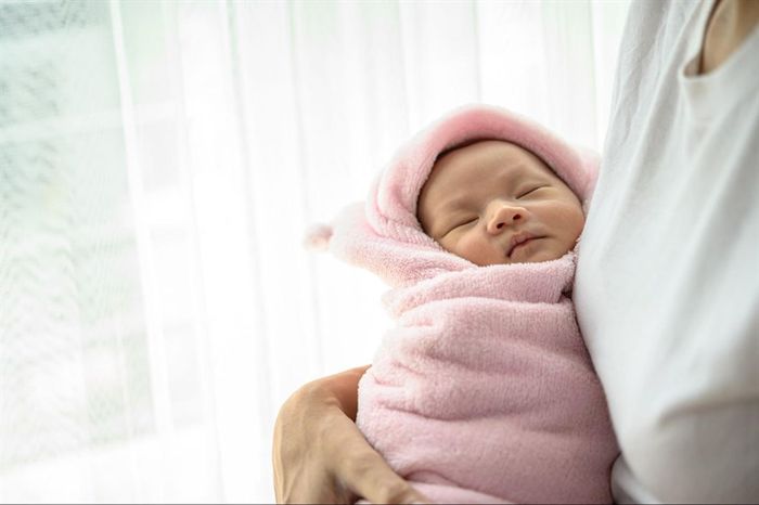 Nếu trong nhà quá lạnh dưới 20 độ C, ba mẹ nên cho trẻ mặc thêm nhiều quần áo. Ảnh: unsplash