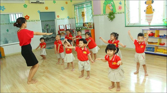 Thực hiện các bài tập thể dục để phát triển thể chất cho trẻ mầm non