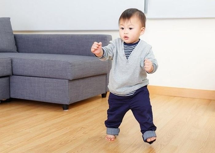 Có thể tự đứng một mình cho thấy bé đã sẵn sàng cho những bước đi đầu tiên trong cuộc sống