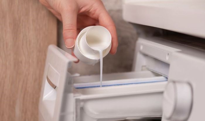 Đổ vào ngăn chứa nước xả