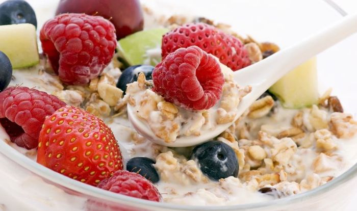 Cách ăn yến mạch kết hợp sữa chua xoài để giảm cân