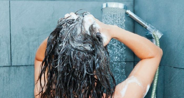 Gội đầu bằng nước ấm để đảm bảo sự thoải mái cho da đầu
