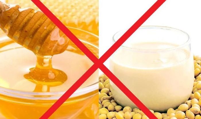 Mẹ bầu nên tránh sử dụng mật ong với đậu nành