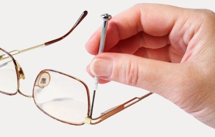 Khung kính bị gãy chốt hoặc thiếu vít