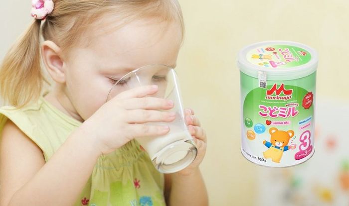 Sữa bột Morinaga Kodomil số 3 vị hương dâu 850g (dành cho trẻ trên 3 tuổi)