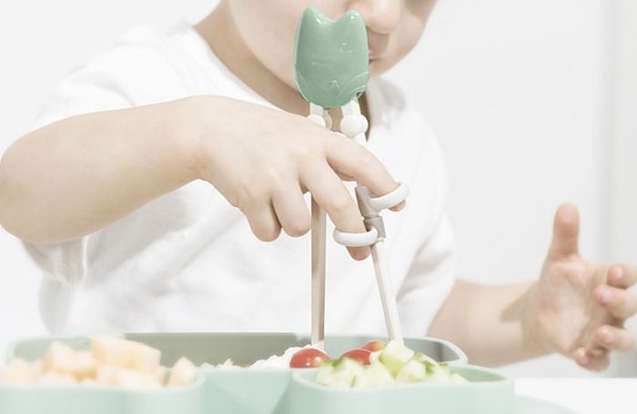 Đũa tập ăn giúp bé rèn luyện khả năng khéo léo