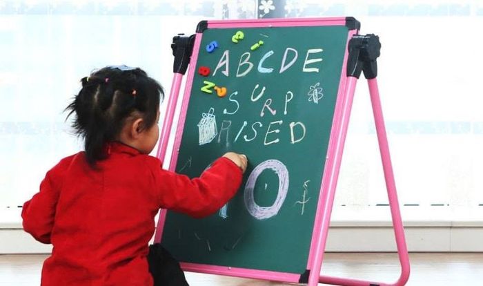 Bảng hai mặt cho phép bé thỏa sức sáng tạo