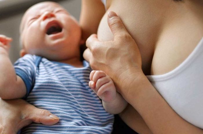 Bé quấy khóc vì thiếu sữa mẹ. Ảnh: Internet
