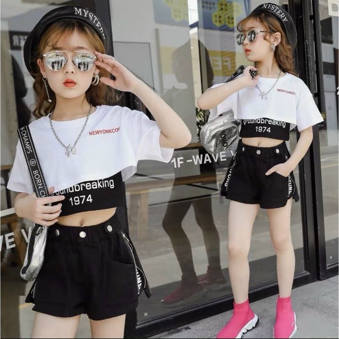 Phối đồ quần short bé gái cùng áo croptop