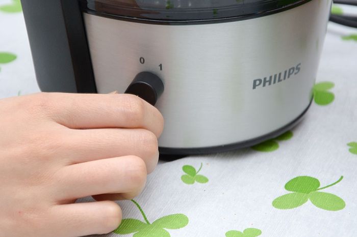 Máy có 1 tốc độ ép dễ tùy chỉnh với nút vặn - Máy ép trái cây Philips HR1836