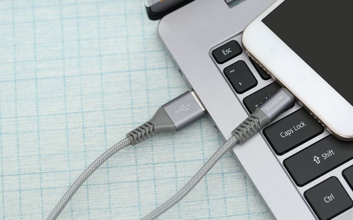 Cáp Micro 1 m Xmobile Paladin bạc kết nối với laptop