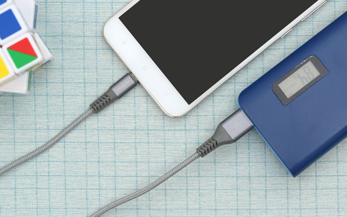 Cáp Micro 1 m Xmobile Paladin bạc kết nối với sạc dự phòng