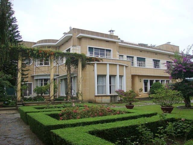 Dinh II Đà Lạt với khung cảnh xanh mát