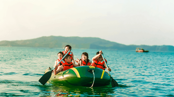 Chèo thuyền khám phá trên biển Bãi Dài Nha Trang