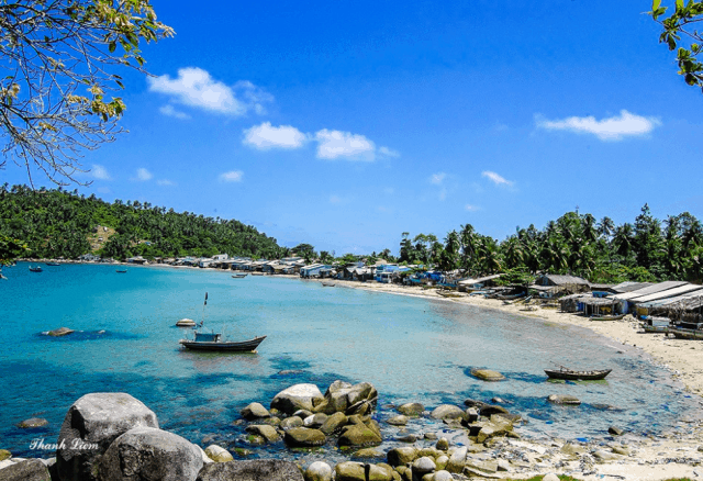 Bãi Đá Chài hoang sơ với nhiều ghềnh đá