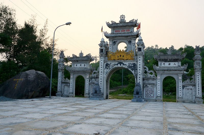 chùa cẩm sơn