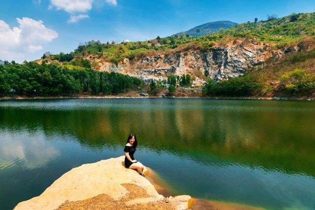 Khám phá vẻ đẹp mơ mộng của hồ nước xanh ngắt