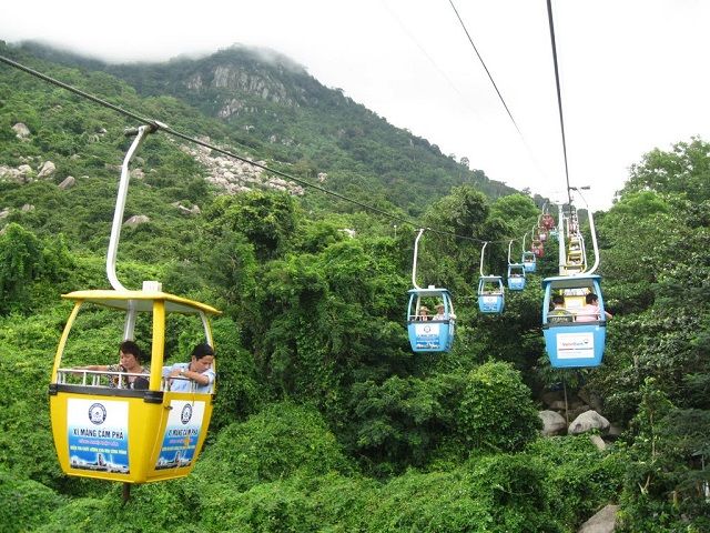 Trải nghiệm hành trình lên đỉnh núi qua hệ thống cáp treo hiện đại