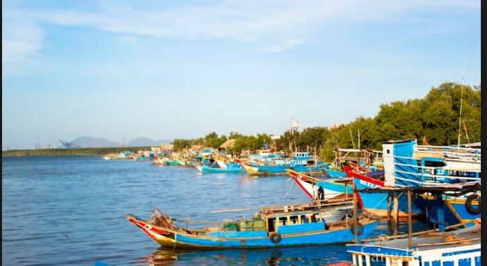 Phương tiện đưa đón đi đảo Thạnh An là chiếc tàu gỗ