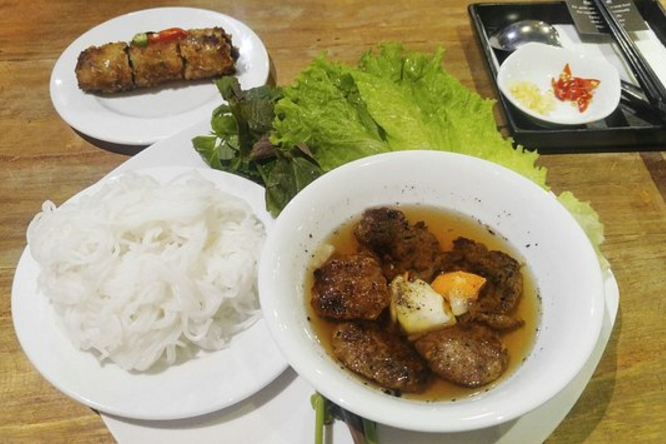 Thưởng thức một bữa bún chả tuyệt vời tại 145 Bùi Viện ở Sài Gòn