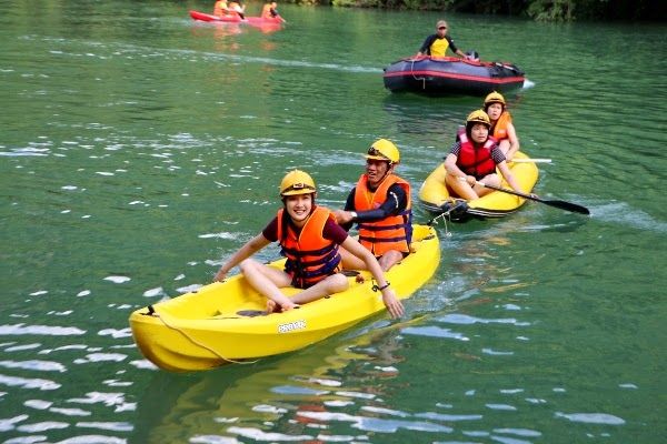 Khám phá vẻ đẹp hùng vĩ của sông Chày bằng thuyền Kayak