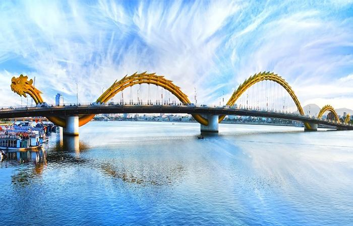 Một phần của cây cầu Rồng Đà Nẵng