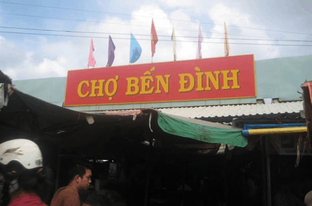 Chợ Bến Đình chuyên bán buôn các loại hải sản (Ảnh sưu tầm)