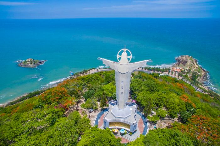 Tượng Chúa Kitô trên đỉnh Núi Tao Phùng