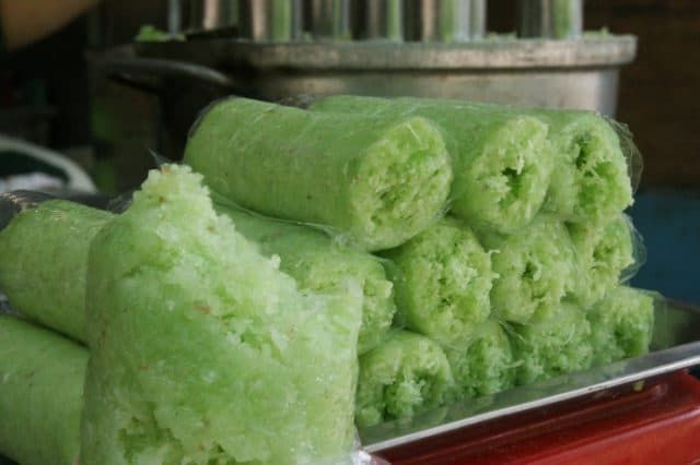 Bánh ống lá chuối nổi tiếng khắp vùng