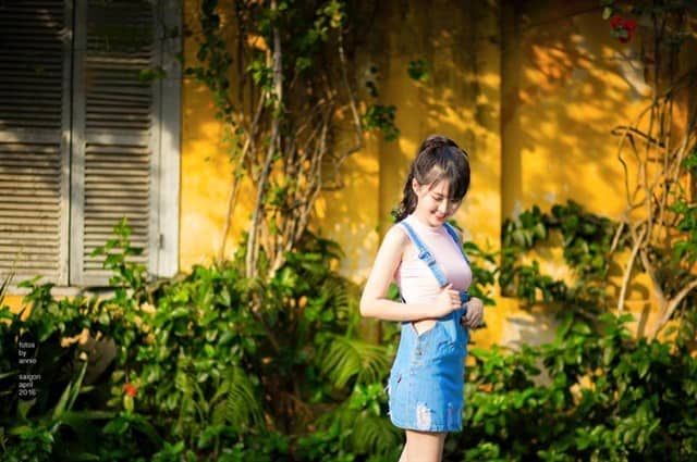 Bức tường vàng tạo nên bối cảnh tuyệt vời cho bức tranh sống động