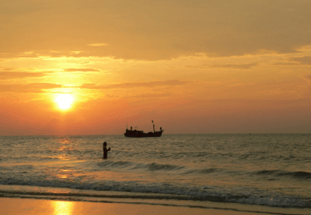 cảnh đón mặt trời lặn trên bãi Vọng Nguyệt