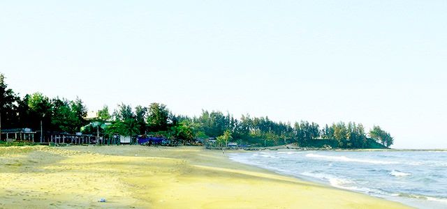Đi bộ trên bãi biển Cửa Tùng