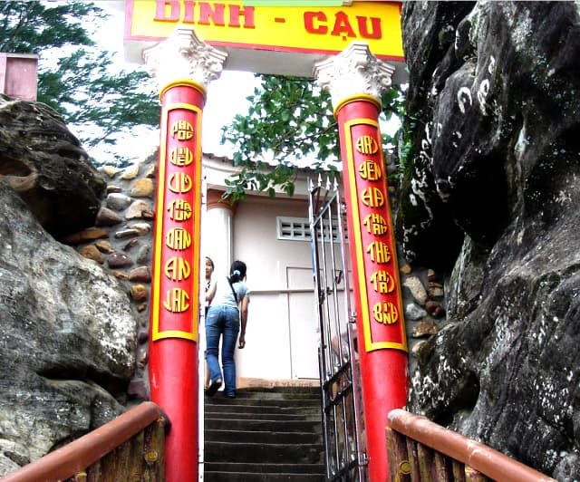 Cổng vào Dinh cậu hẹp nhỏ
