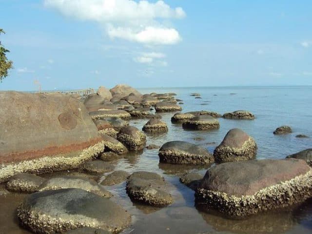 Không khí biển xanh pha lẫn các đá nhấp nhô