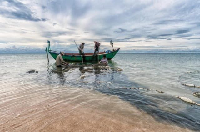 Cuộc sống biển người dân địa phương