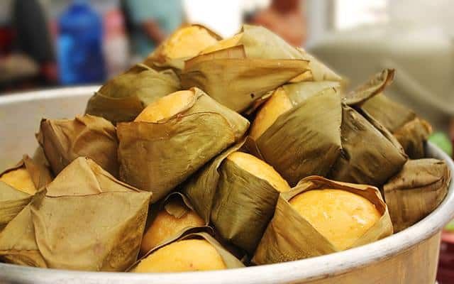 Bánh được bọc trong lá chuối và hấp trong nồi