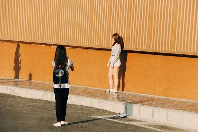 Bức tường cam được nhiều bạn trẻ lựa chọn chụp ảnh
